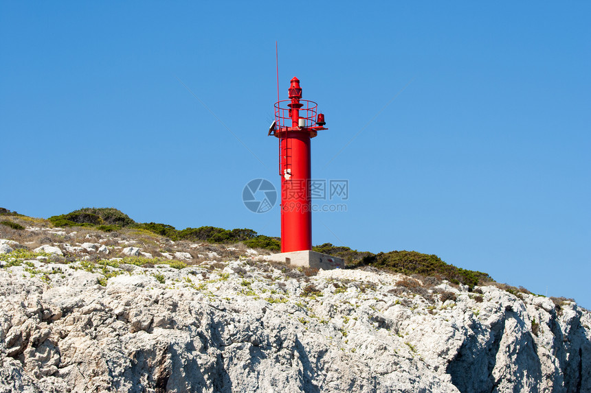 悬崖顶的灯塔蓝色房子海滩旅行海岸线海洋岩石海岸导航速度图片