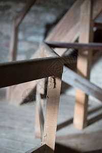 旧木制老楼梯古董螺旋历史家庭建筑学石头房间建筑房子楼梯间背景图片