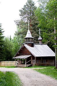木制教堂晴天森林教会阴影木头雕刻圆顶白色天炉阳光高清图片