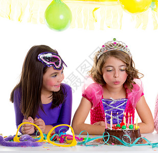 不要哭皇冠会掉儿童快乐的女童吹生日派对蛋糕会同学巧克力糕点朋友们童年戏服孩子花环蜡烛公主背景