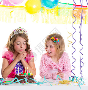 不要哭皇冠会掉儿童快乐的女童吹生日派对蛋糕会童年乐趣女孩金发庆典糕点巧克力孩子纸屑生日背景