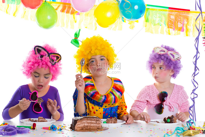 孩子们生日派对快乐 吃巧克力蛋糕的小孩庆典生日假发女孩糖果花环手势纸屑裙子蜡烛图片