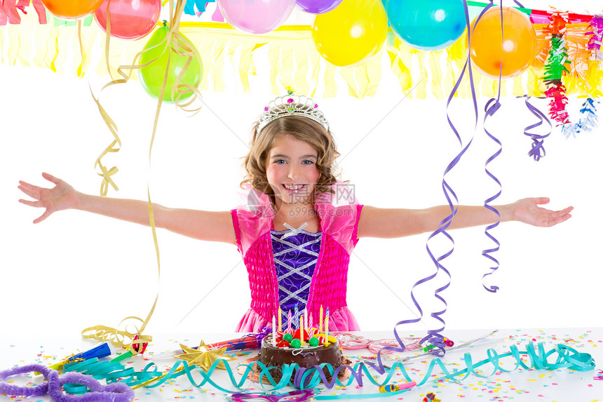 生日派对上的孩子孩子的王冠公主手势糕点幸福快乐蜡烛纸屑乐趣花环享受童年图片