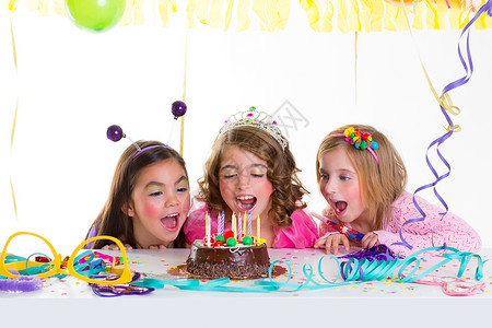 蛋糕王冠素材孩子们 孩子的小女孩生日派对 看起来很兴奋的巧克力蛋糕幸福惊喜情感享受糖果公主手势花环童年戏服背景