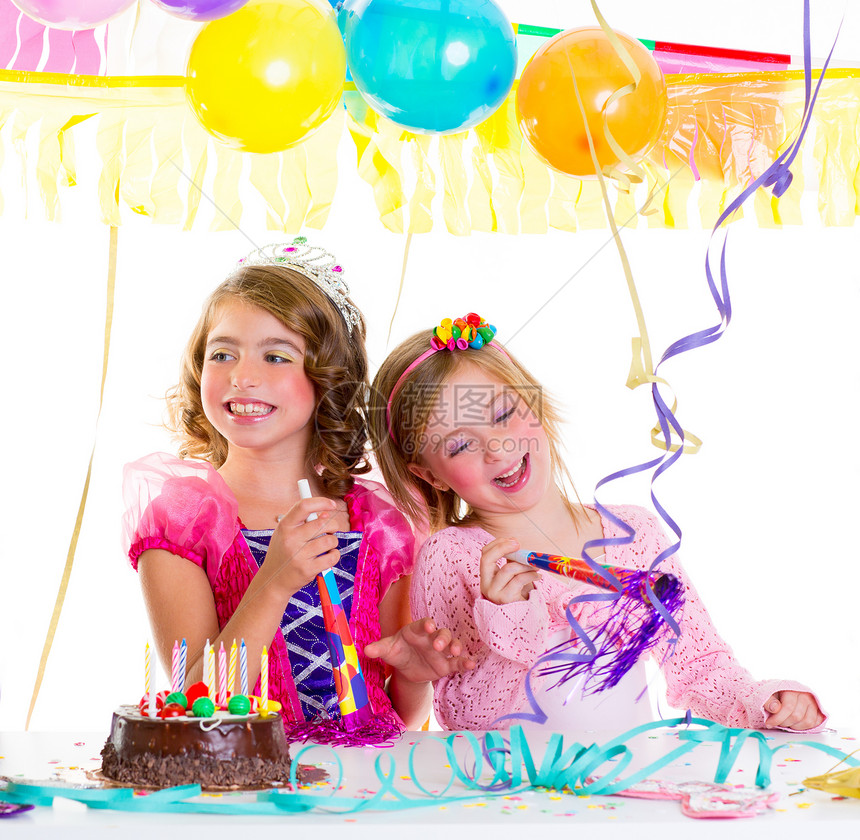 儿童在生日派对上的孩子 跳舞快乐的欢笑孩子们裙子糕点乐趣花环金发庆典手势气球幸福图片