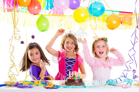 儿童在生日派对上的孩子 跳舞快乐的欢笑乐趣气球裙子纸屑糖果团体公主庆典糕点孩子们背景图片