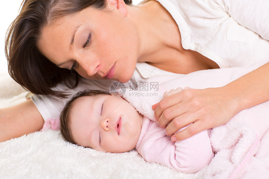 在附近母亲照顾下睡觉的女婴家庭妻子快乐享受后代拥抱婴儿女孩棉被睡眠图片