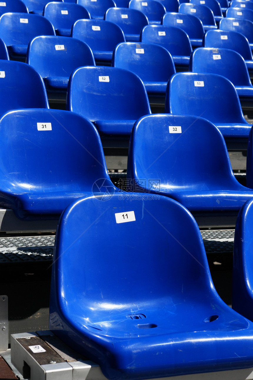 体育场上的蓝席部门太阳音乐会民众运动棒球椅子场地座位数字图片