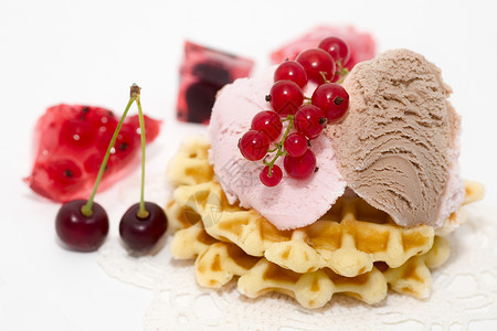 果冻樱桃甜点包括卷曲 扁蜂淇淋 樱桃和华夫饼背景