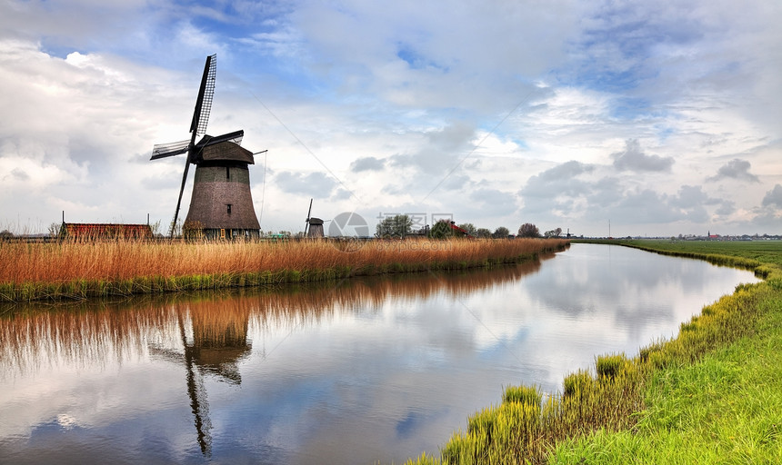 传统荷兰风车旅行阴天建筑学农村反射乡村国家草地旅游农业图片