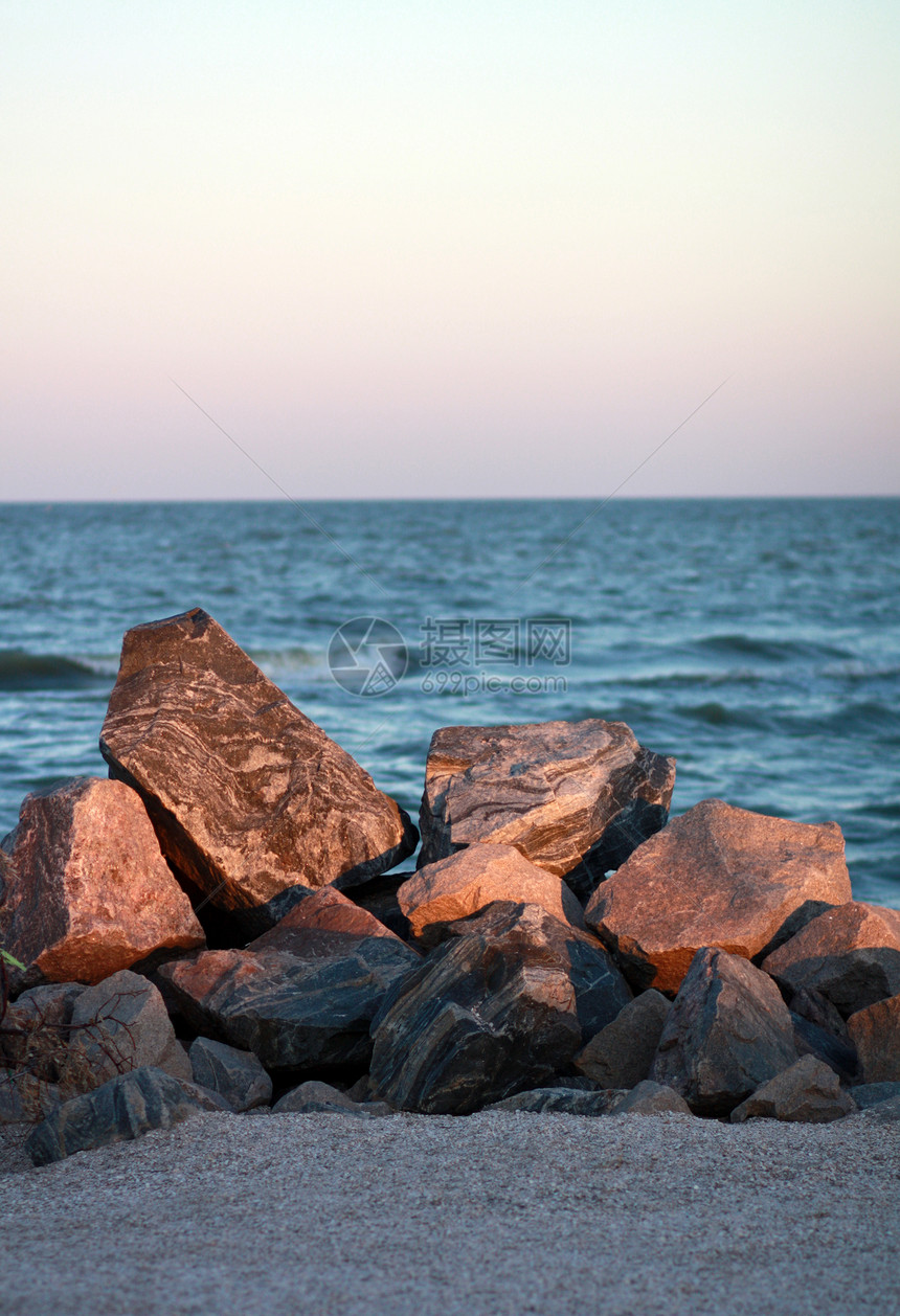 夏天傍晚海边的岩石堆图片
