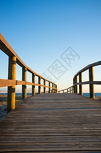 低角度脚下木板海岸猫步木头人行道栏杆支撑海滩沿海背景图片