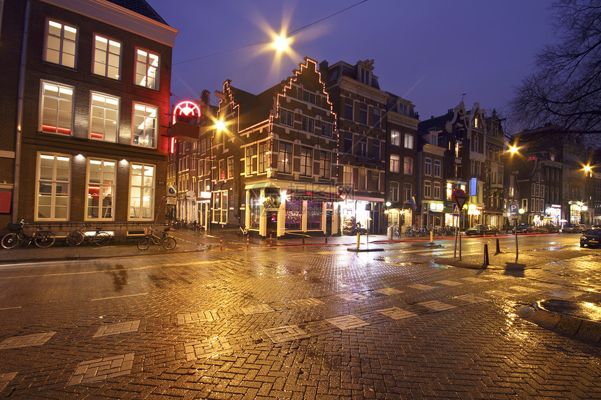 晚上在荷兰阿姆斯特丹的街景建筑学街道建筑历史特丹下雨建筑物房子运输图片