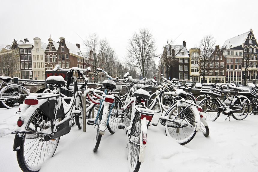 荷兰阿姆斯特丹的雪地自行车房子城市历史特丹运输建筑首都建筑学图片