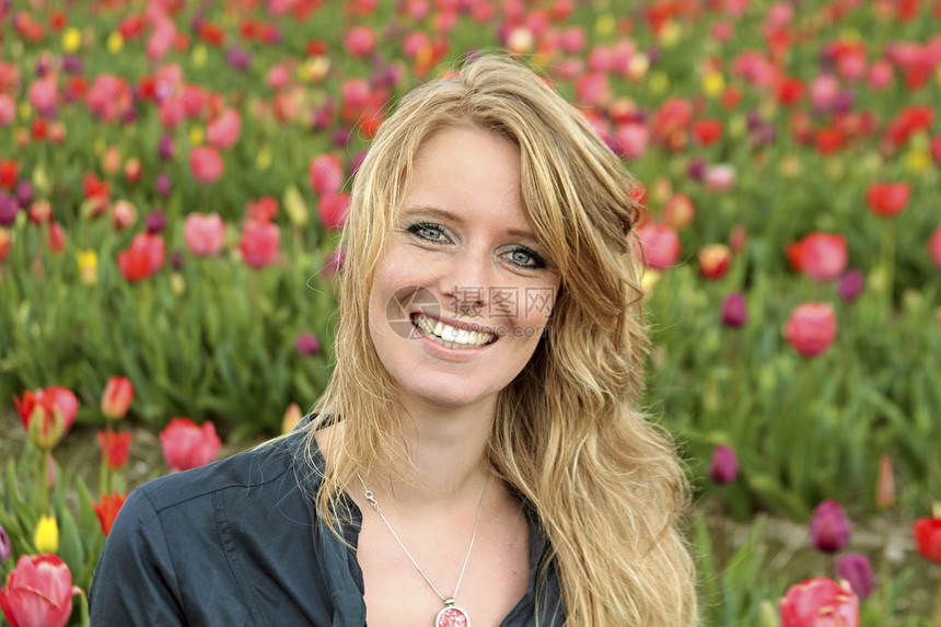 荷兰花田间妇女 达特赫dutch女士花园郁金香头发女孩们成人草地女性快乐公园图片