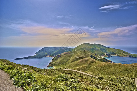 玛尼湾海滩岩石海岸背景图片