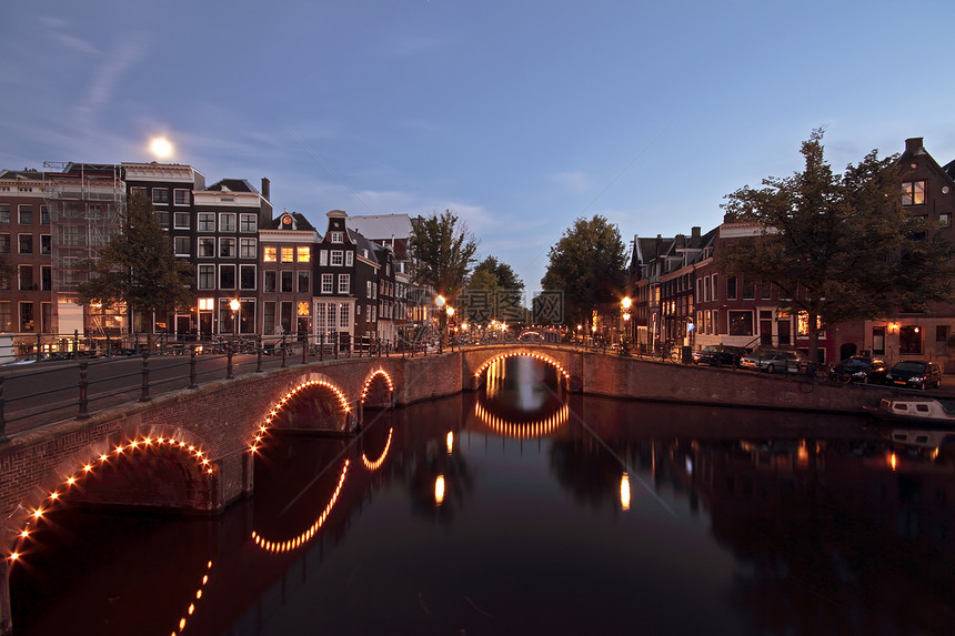 夜间在荷兰的Amsterdam城市首都运输建筑房子历史建筑学特丹图片