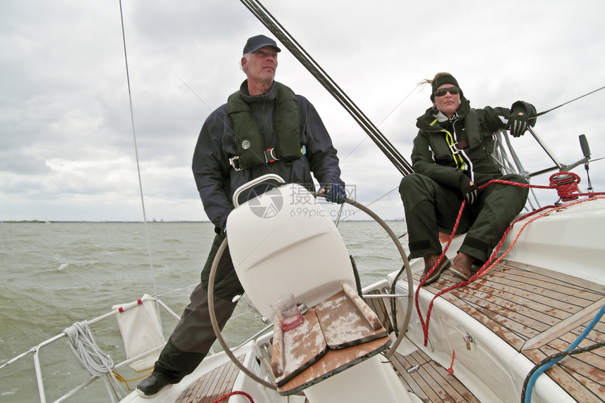 在荷兰的IJSselmeer号帆上航行运输娱乐闲暇女士运动男人帆船男性水手图片