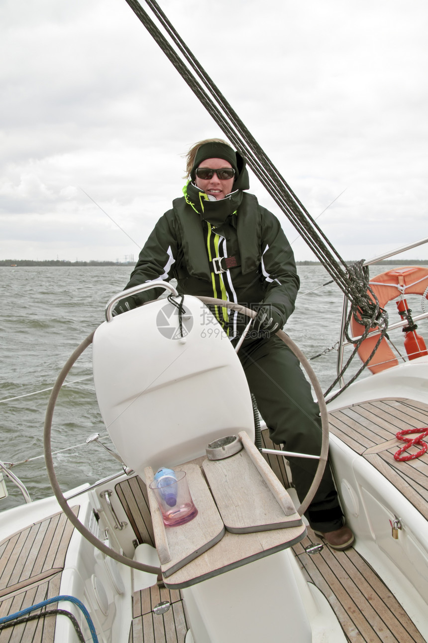 在荷兰的IJSselmeer号船上航行运输运动水手女士帆船图片