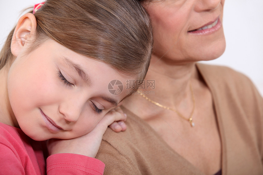 小女孩在外婆的肩膀上休息图片