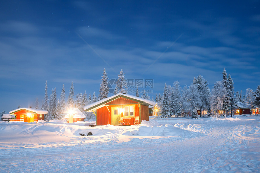 夜间冬季风景假期森林童话气候国家季节踪迹房子场地天空图片