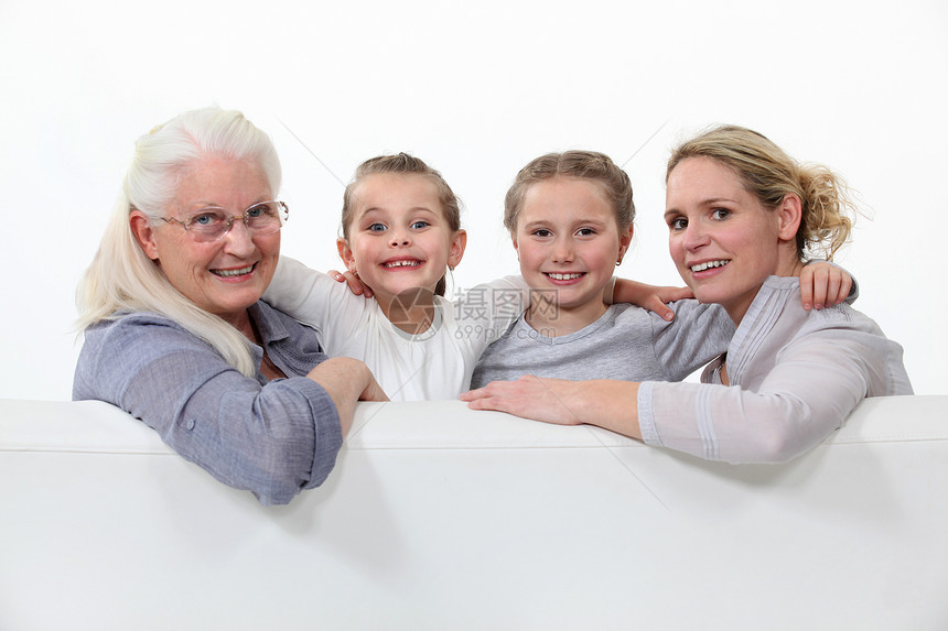 三代女性长椅孙子拥抱幸福家庭父母团体妈妈女儿婴儿图片