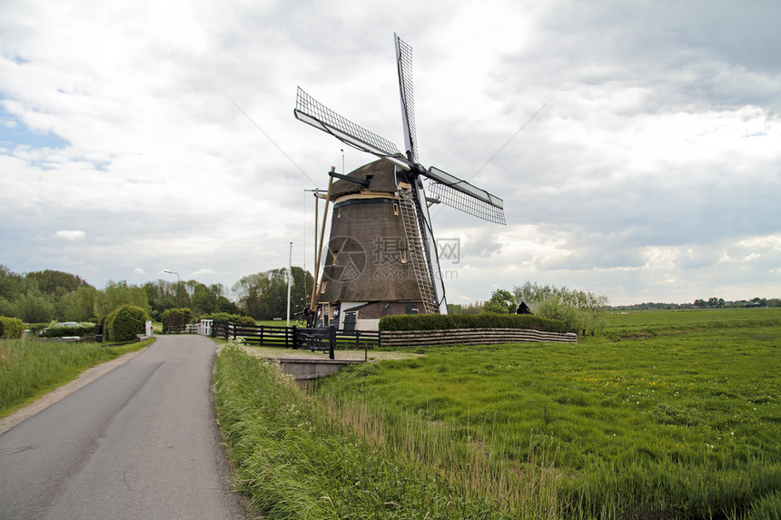 荷兰农村中世纪风力磨风机的中世纪草地建筑树木运河风车建筑学图片