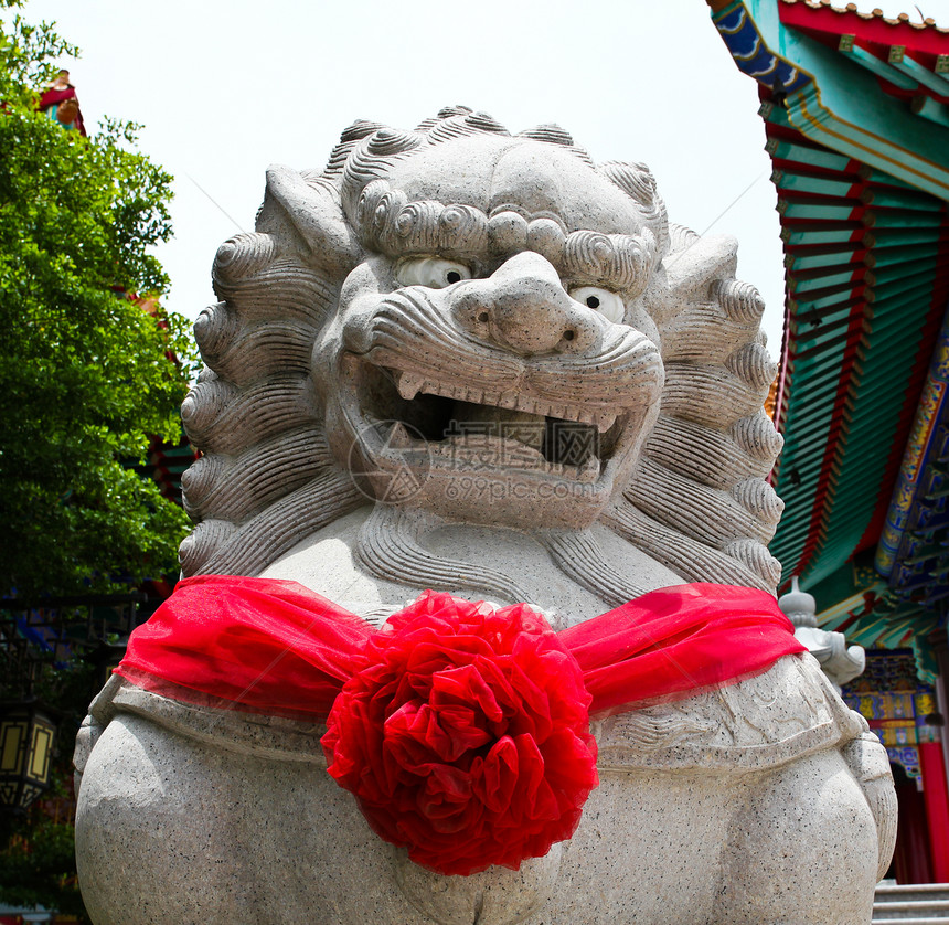 中国在不塔胡里中国寺庙的 狮子石雕像石头王朝宗教监护人建筑学入口金子力量古董文化图片