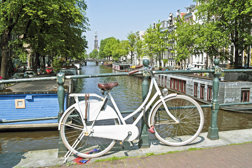 荷兰阿姆斯特丹市中心的白色自行车图片