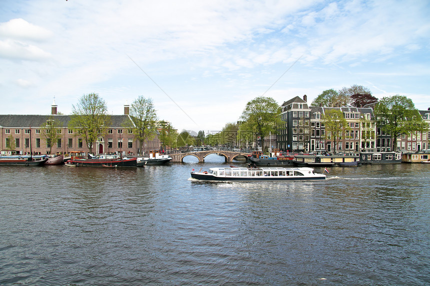 在荷兰阿姆斯特丹阿姆斯特尔河上巡游图片