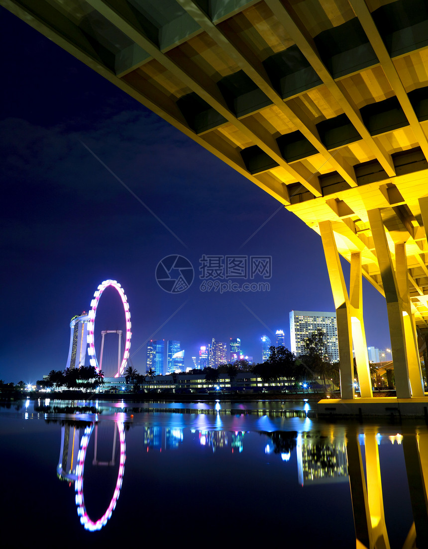 新加坡市夜间金融地标景观摩天大楼蓝色城市天空场景中心反射图片