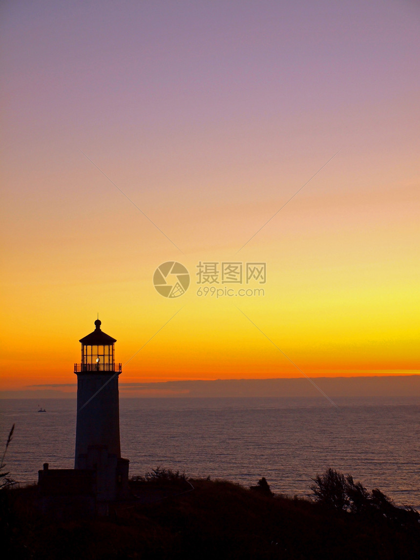 日落时华盛顿海岸的灯塔纪念碑橙子海洋沿海天空历史性岩石旅行安全风险图片