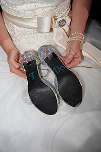 穿着一双鞋的新娘背景图片