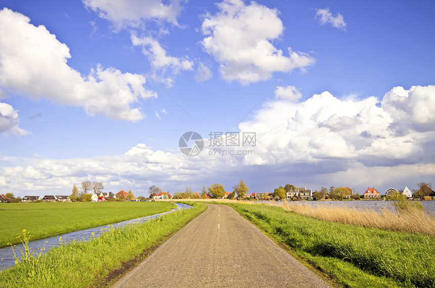 荷兰春季典型的荷兰杜丘地貌图案街道村庄房子草地农村绿色图片