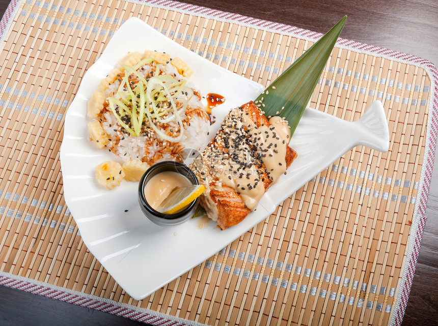 有大米和奶油酱的三文马哈鱼盘子沙拉食物海鲜午餐蔬菜烹饪炙烤香肠图片