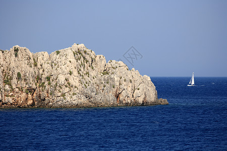 帆帆船岩石蓝色船长海洋海浪天空太阳热带航海白色高清图片