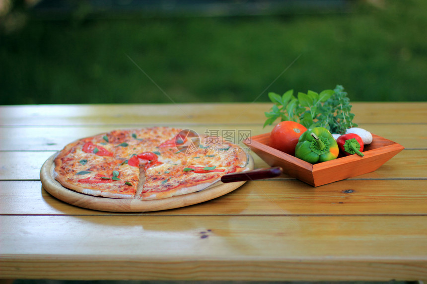 披萨和蔬菜焦点健康桌子绿色选择性午餐盘子餐厅胡椒木板图片