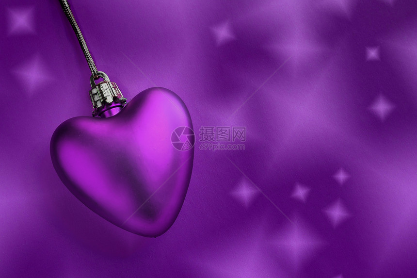 色素心脏和背景紫色薰衣草念日幸福庆典婚礼卡片图片