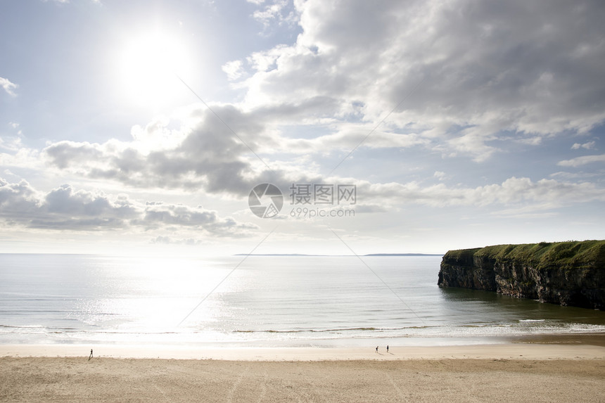 闪耀的太阳照耀着Ballybunion海滩和悬崖图片