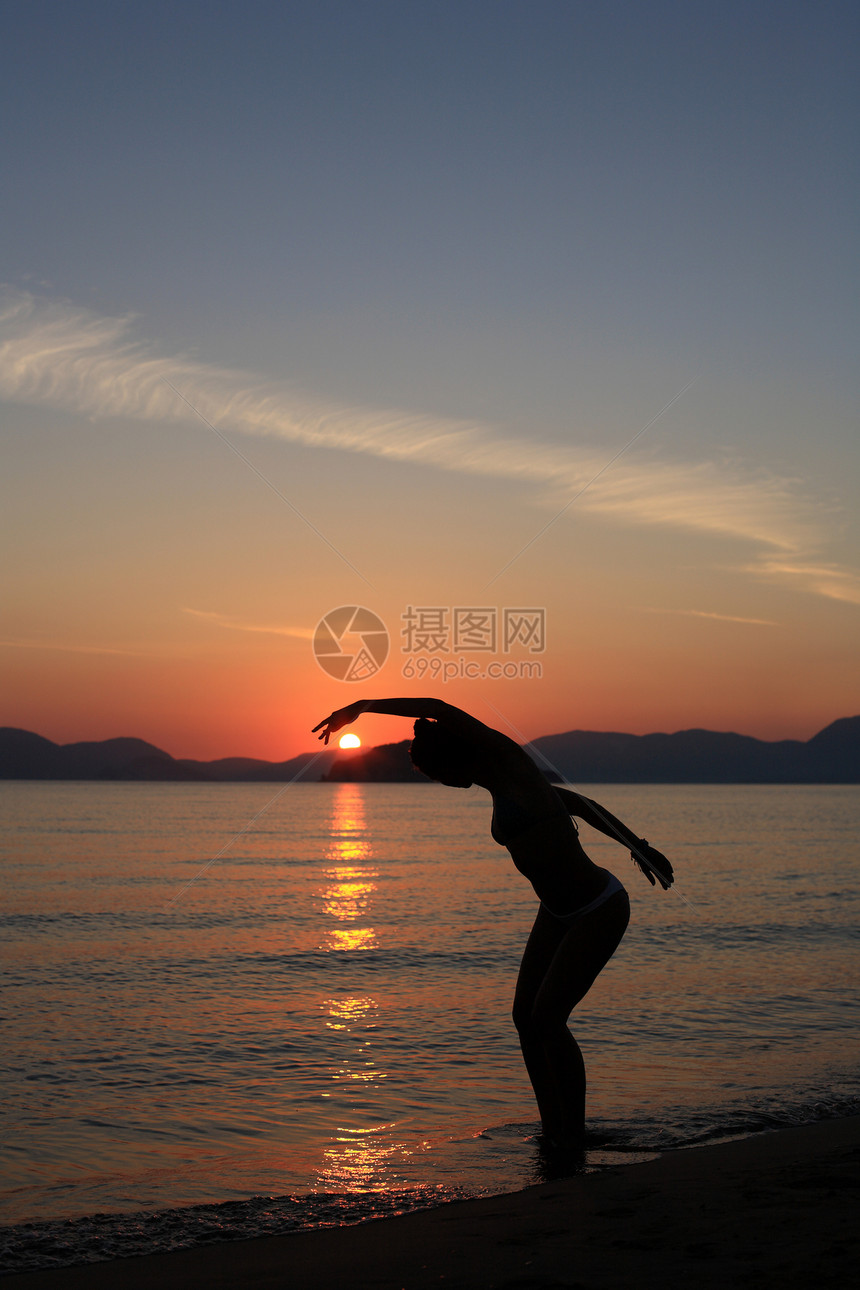 海滩上舞女的背影舞蹈家舞蹈帽子女孩日落天空蓝色女士太阳黑色图片