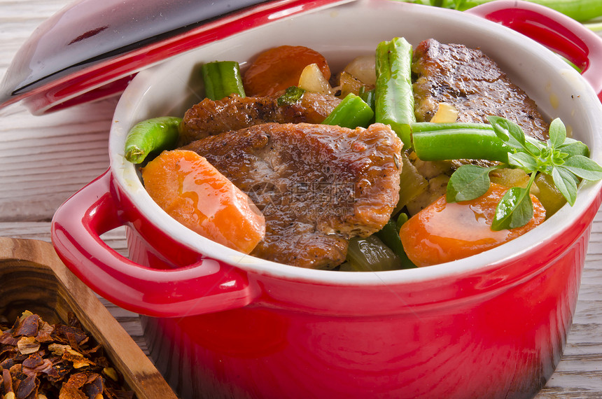 草药中的猪肉奖章叶子饮食食物宏观牛肉水果草本植物牛扒蔬菜香料图片