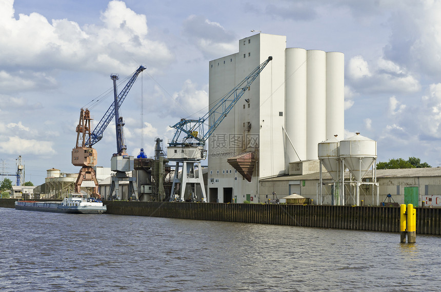 工业港口航行码头船运后勤运输天空建筑河岸出口货物图片