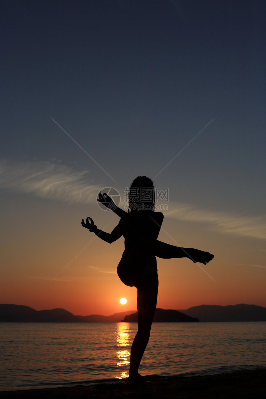 海滩上一个女孩的背影女孩舞蹈娱乐太阳女性女士瑜伽跑步舞蹈家天空图片