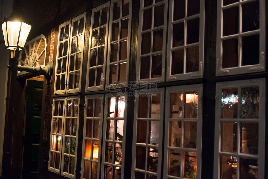 传统酒吧窗口街道晚餐民众玻璃用餐酒精玻璃窗店铺房子文化图片