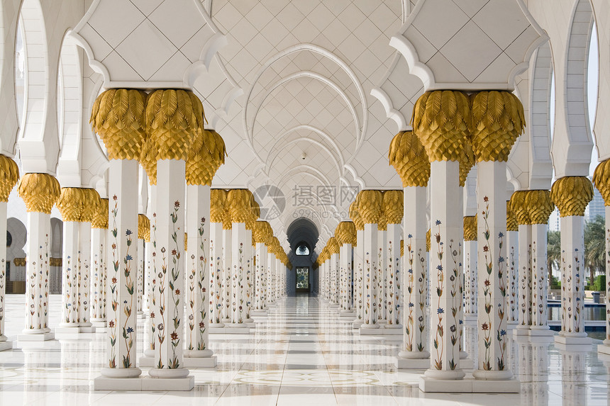 一座清真寺内装有黄金和宝石首饰的大理石画廊图片