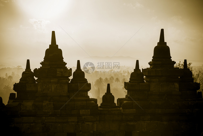 日出时的波罗布尔庙墙 印度尼西亚框架雕塑佛塔历史旅行地标遗产建筑学宗教天空图片