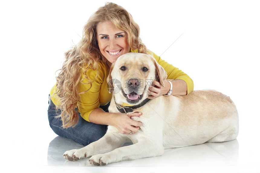 女孩带着她的狗卷曲头发女性快乐成人猎犬宠物闲暇犬类女士图片