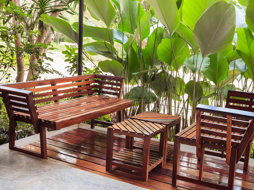 园里的餐桌和椅子桌子植物灌木露台绿色植物用餐树篱纠察公园播种机图片