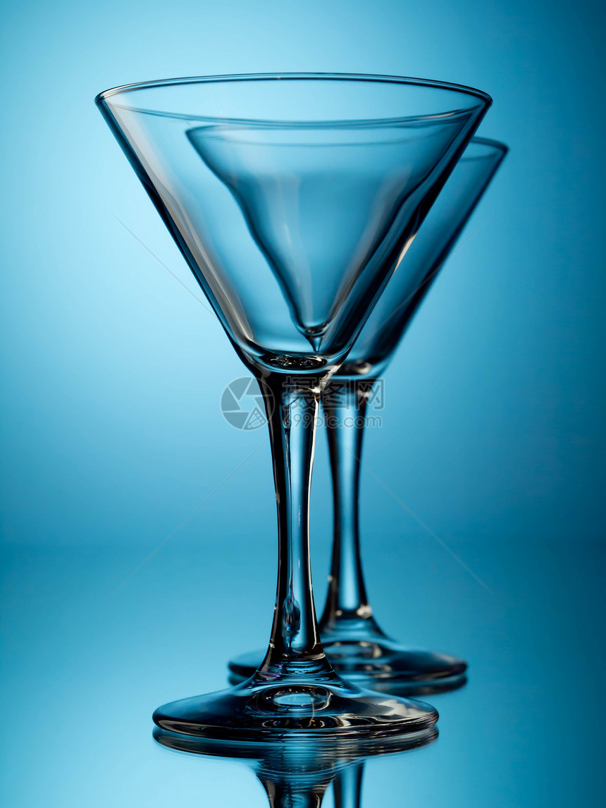 两杯反射蓝色调子白色玻璃图片