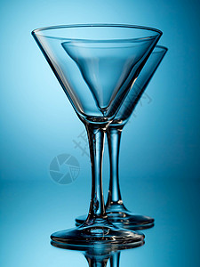 两杯反射蓝色调子白色玻璃背景图片